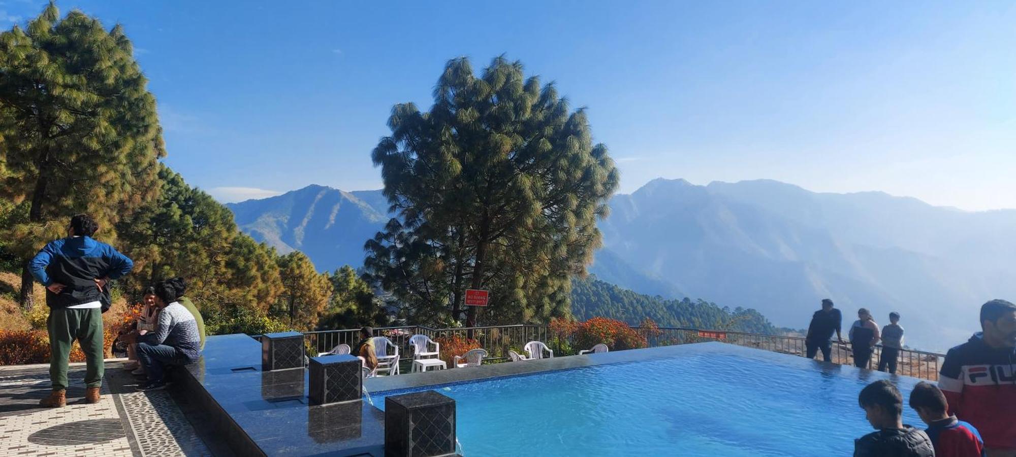 Blue Pine Resort Лансдаун Экстерьер фото